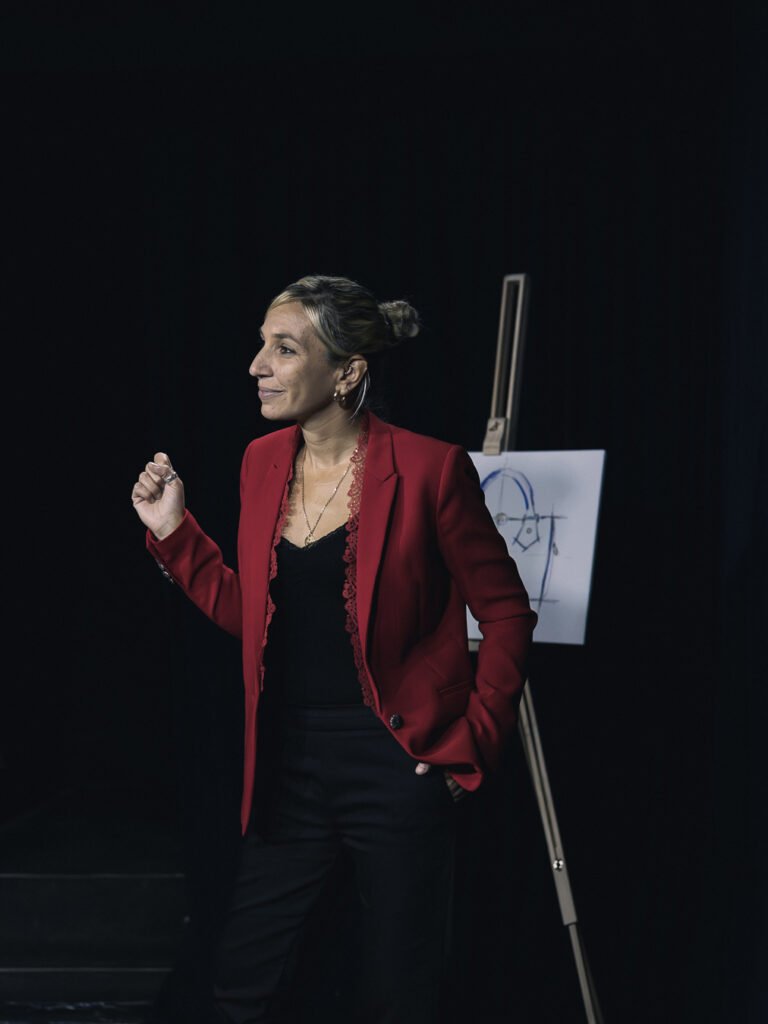 Portrait entrepreneuse souriante - Photographe corporate Lyon Conférence Portrait Reportage